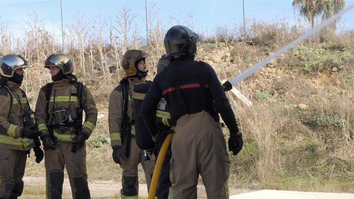 Prácticas de los bomberos del Ayuntamiento de Sevilla.