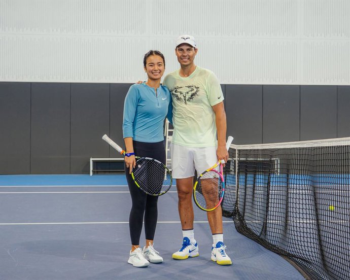 La tenista filipina Alex Eala junto a Rafa Nadal.