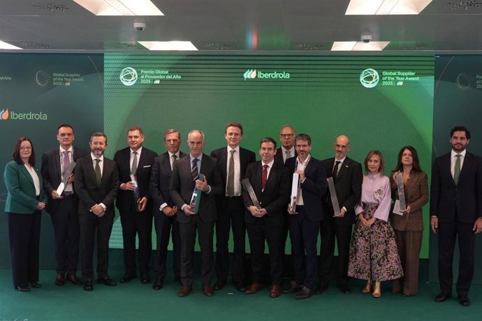 El CEO del grupo Iberdrola, Pedro Azagra, en una foto de familia durante la entrega de los Premios Globales al Proveedor 2025, a 19 de noviembre de 2025, en Bilbao, País Vasco (España).