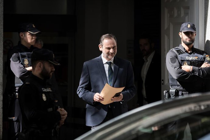 Archivo - El exministro de Transportes José Luis Ábalos a su salida del Tribunal Supremo, a 15 de octubre de 2025, en Madrid (España)