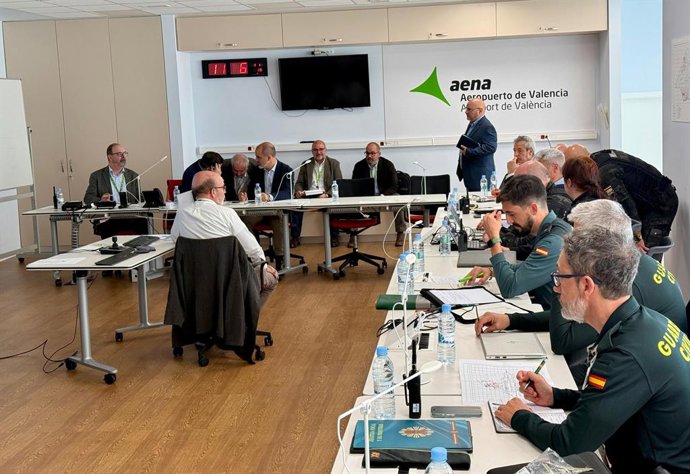 Imatge de la reunió en el simulacre de segrest aeri a l'Aeroport de València