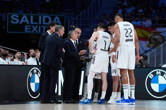 Archivo - El entrenador del Real Madrid de baloncesto, Sergio Scariolo, da órdenes a sus jugadores en un partido de Euroliga.
