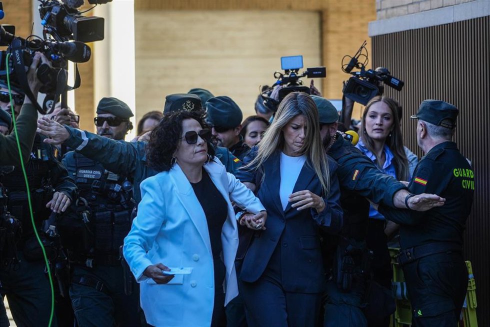 La periodista Maribel Vilaplana (d) a su llegada a los Juzgados de Catarroja, a 3 de noviembre de 2025, en Catarroja, Valencia