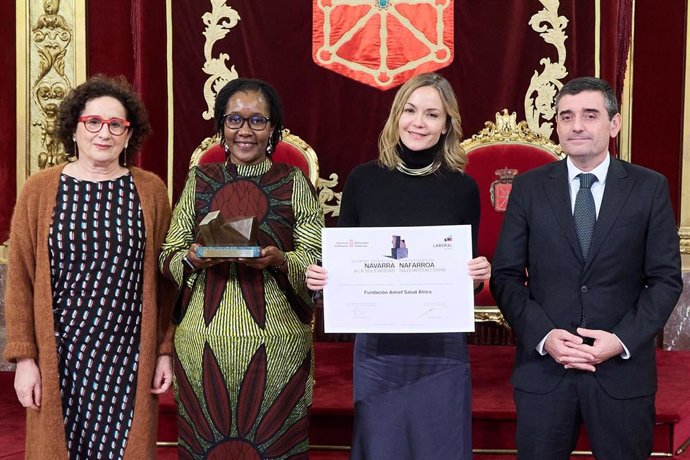 La consejera Maeztu, junto al presidente de Laboral Kutxa, Adolfo Plaza, las representantes de Amref Salud África, Florence Simon Temu y Ana Díaz-Cano.