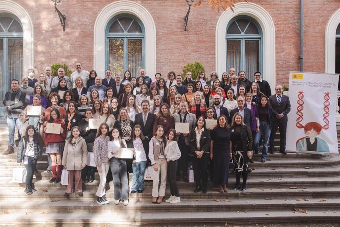 Foto de familia con los centros que han participado en los Premios Steam.