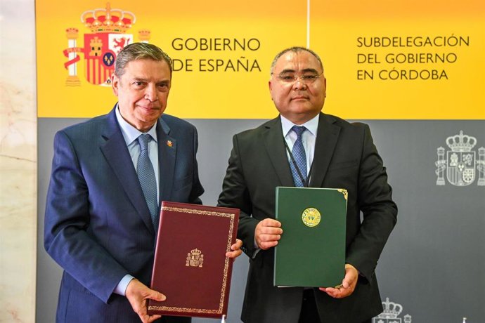 El ministro de Agricultura, Pesca y Alimentación, Luis Planas, y su homólogo de Uzbekistán, Ibrokhim Abdurakhmonov