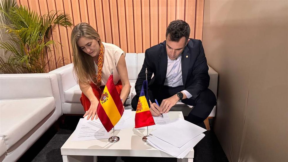 Forné y Aagesen durante la firma del convenio