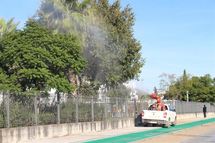 Labores de fumigación en San Juan de Aznalfarache (Sevilla).