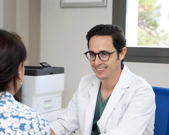 El Dr. Javier Collado atiende a una paciente.