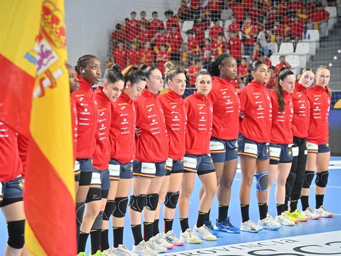 Archivo - La selección española femenina de balonmano antes de un partido