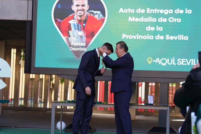 Fabián Ruiz recibe la Medalla de Oro de la Provincia de Sevilla.