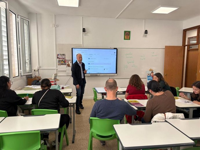 Varias personas participan en uno de los talleres.