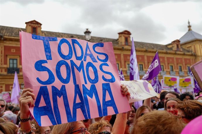Imágenes de la concentración convocada por la asociación (Amama). A 26 de octubre de 2025 en Sevilla, Andalucía (España). 