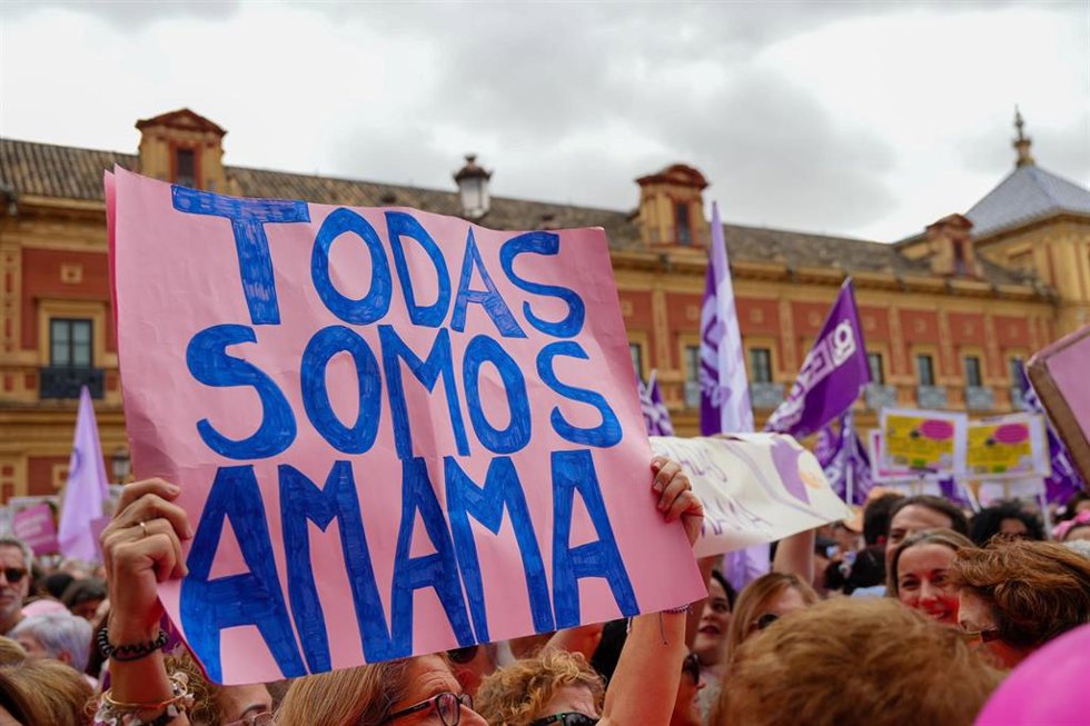 Imágenes de la concentración convocada por la asociación (Amama). A 26 de octubre de 2025 en Sevilla, Andalucía (España). 