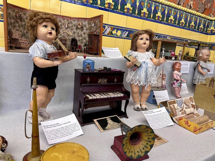 Algunas de las piezas de la exposición de juegos y juguetes de la colección Quiroga-Monte que acoge el Museo de la Emigración Leonesa.