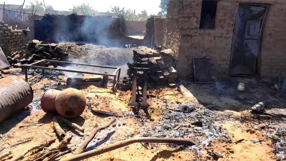 Archivo - Daños materiales tras un ataque de las paramilitares Fuerzas de Apoyo Rápido (RSF) contra un campamento de desplazados en El Fasher, en el oeste de Sudán (archivo)