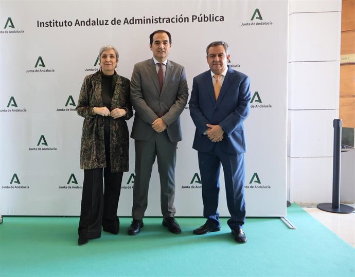 El consejero de Justicia, José Antonio Nieto, en el centro de la imagen, en un acto en el IAAP.