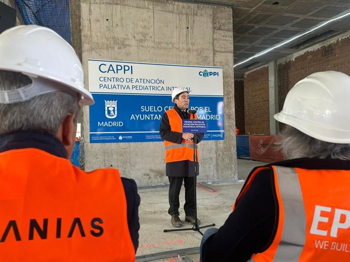 El delegado de Urbanismo, Movilidad y Medio Ambiente, Borja Carabante, intrviene tras la visita a las obras del primer centro de cuidados paliativos pediátricos que brirá en septiembre 2026 en San Blas-Canillejas.