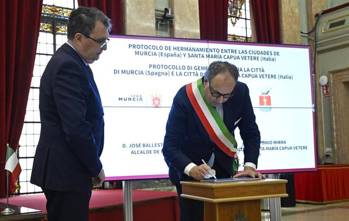 Los alcaldes de las dos ciudades firmando el hermanamiento