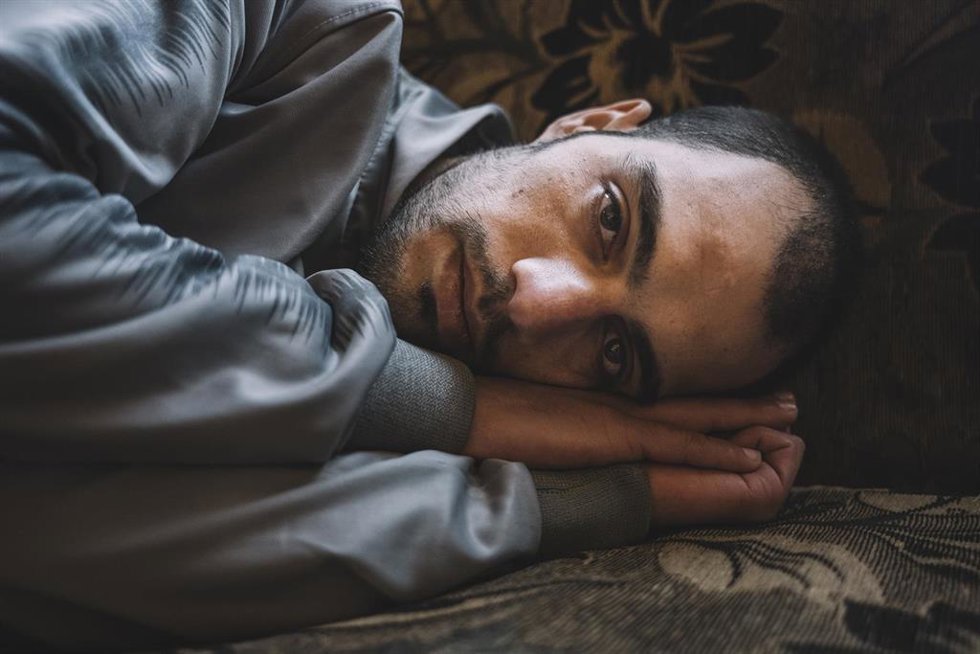 Archivo - En la foto, Mohamed adopta la misma postura en la que solía dormir mientras estaba en prisión de Sednaya (Siria)
