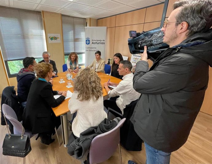 La consejera de Educación, Eva Ledo, reunida con la alcaldesa de Lena, Gemma Álvarez, y a la que han asistido también la dirección del CRA de Lena y dos representantes de las familias.