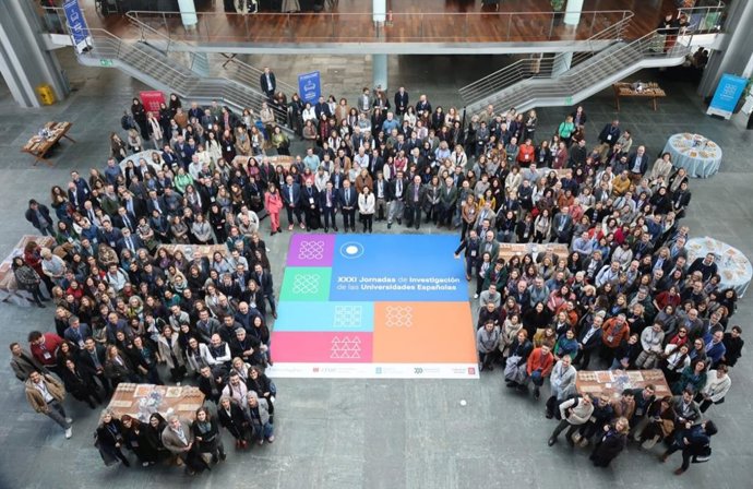 Foto de familia de los participantes en las XXXI Jornadas de Investigación de las Universidades Españolas, en Vigo.