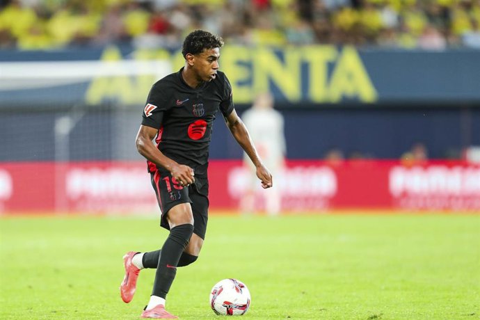 Archivo - El jugador del FC Barcelona Lamine Yamal durante el último partido disputado entre los azulgranas y el Villarreal en el Estadio de La Cerámica.