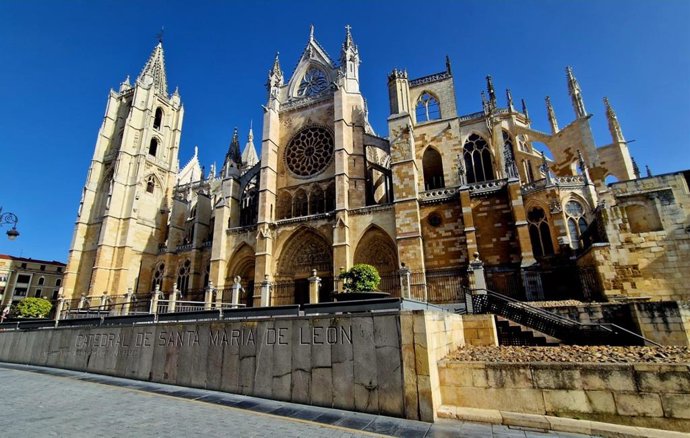 Archivo - La Catedral de León, uno de los principales reclamos turísticos de la ciudad.