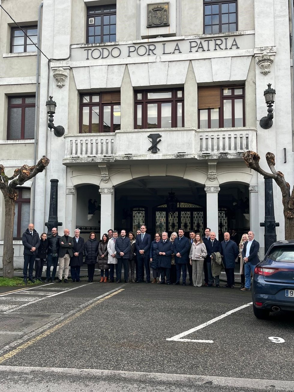 Una delegación de la Confederación de Empresarios de Córdoba (CECO) y la Federación Asturiana de Empresarios (FADE), en la Fábrica de Armas de Santa Bárbara en Trubia.