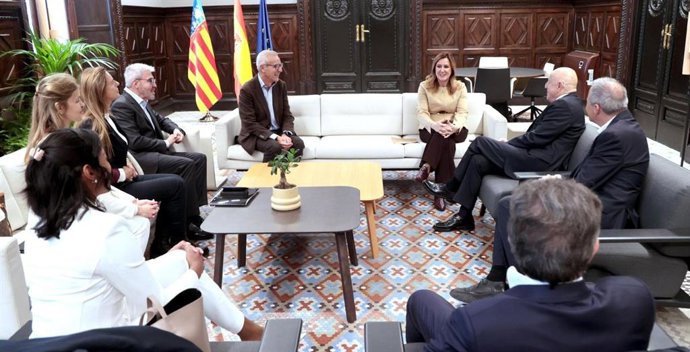 Imagen de la alcaldesa de Vaència, María José Catalá, en un encuentro con el empresario propietario del centro comercial de Turianova, Tomás Olivo
