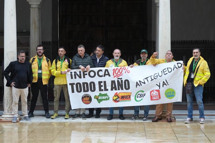 Imagen de 13 de noviembre de los tres parlamentarios con los trabajadores del Infoca en el Patio del Recibimiento del Parlamento, objeto de la queja del Grupo Popular. 