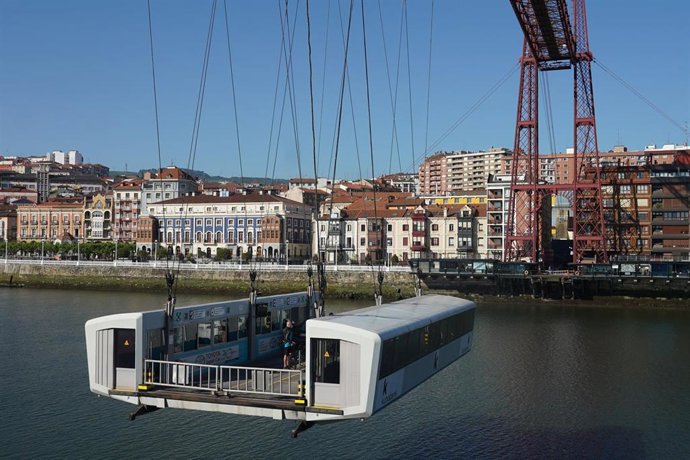 Archivo - Transbordador metálico en el que viajan personas en el Puente Bizkaia 