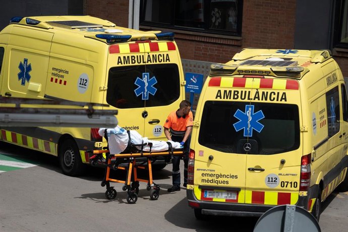 Archivo - Unos sanitarios trabajan en una ambulancia, a 16 de julio de 2024, en Barcelona, Catalunya (España).