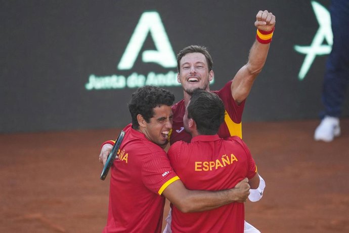 Archivo - Pablo Carreño, Jaume Munar y Pedro Martínez celebran la clasificación a la Final a 8 de Bolonia.