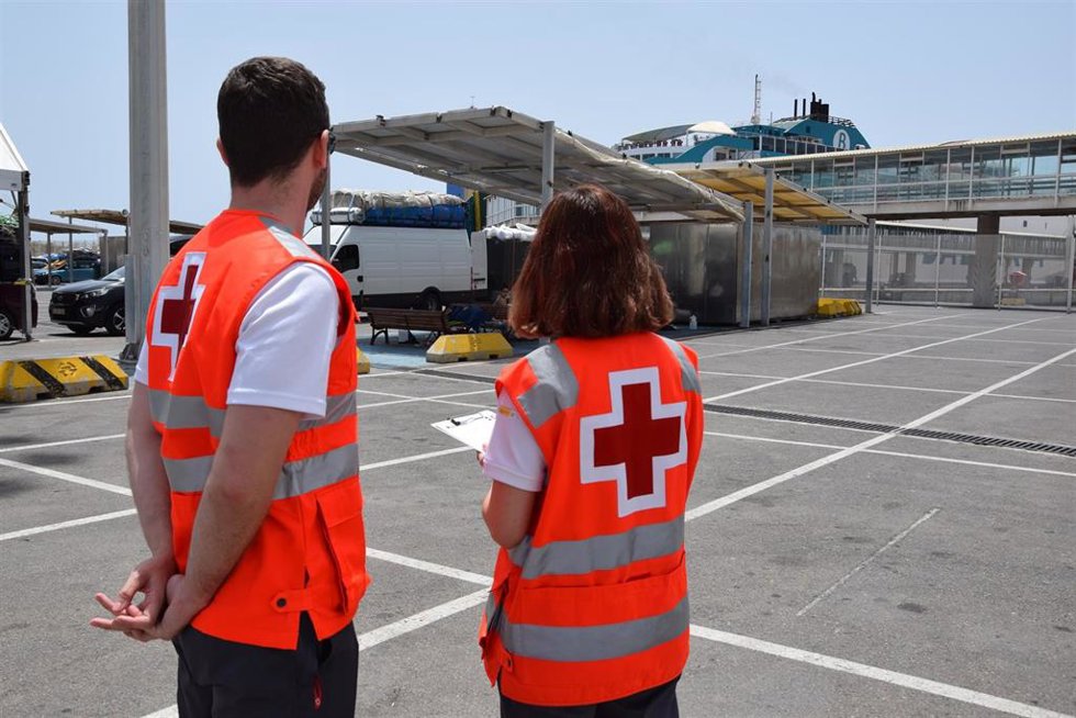 Archivo - Personal de Cruz Roja participa en la OPE en el Puerto de Almería.