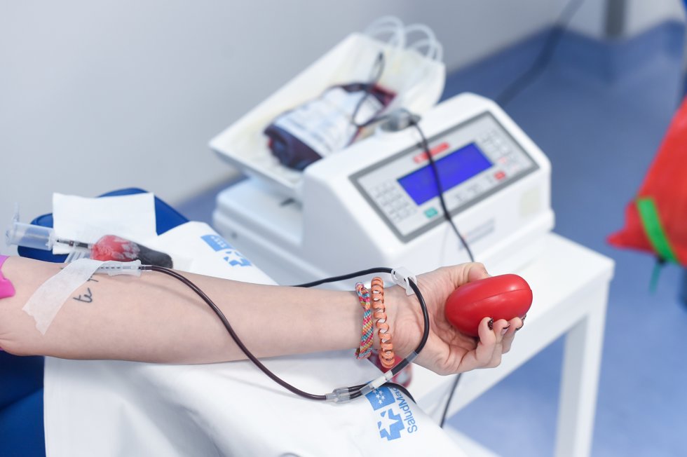 Una persona dona sangre durante la 28 maratón para donar sangre en el Hospital Ramón y Cajal, a 19 de noviembre de 2025, en Madrid (España).