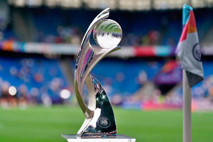 Archivo - Trofeo de la Eurocopa femenina en 2025. 
