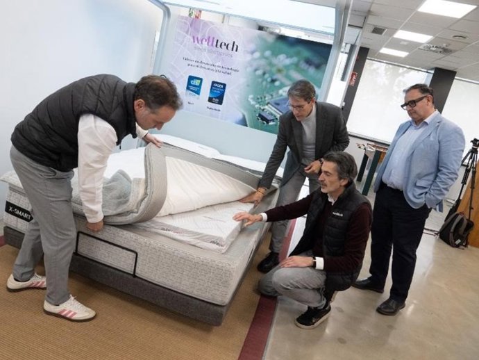 El presidente del Gobierno de La Rioja, Gonzalo Capellán, junto al gerente de la ADER, Luis Pérez Echeguren, visita el Vivero de Empresas de Base Tecnológica y Servicios Avanzados de ADER, que acoge un kiosko demo de Welltech Electronics