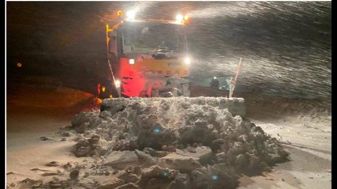 Archivo - El Govern dispone de 130 máquinas quitanieves y 112 puntos de almacenamiento de sal contra el frío.