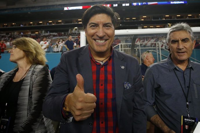 Archivo - ****COBERTURA DISPONIBLE SOLO PARA CLIENTES ESPECIALMENTE ABONADOS*****  Futbol, Peru vs Chile El exjugador de la seleccion chilena Ivan Zamorano es fotografiado antes del partido amistoso entre Peru y Chile realizado en el estadio Hard Rock de 