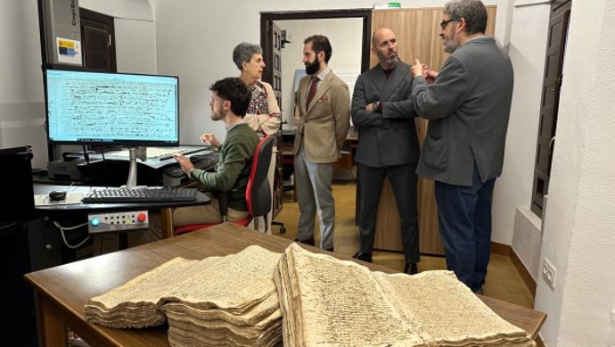 La directora del Archivo, Alicia Córdoba, y el delegado territorial de Cultura, Eduardo Lucena, conversan con los investigadores del proyecto, Enrique Soria y Antonio J. Díaz.