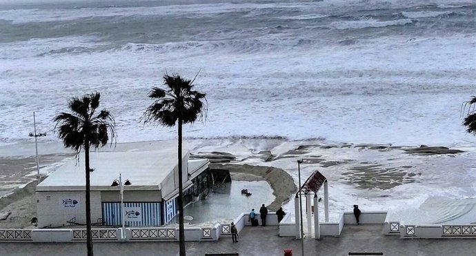 Archivo - Playa de Cádiz en pleno temporal.
