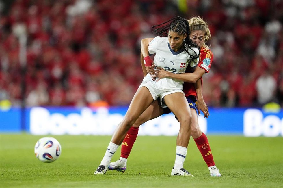 Archivo - Laia Aleixandri y Sydney Schertenleib en el partido entre España y Suiza de la pasada Eurocopa 2025