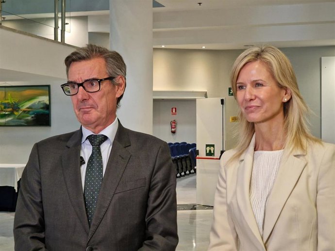 Carlos San Basilio y María Borras, esta mañana en Vigo.