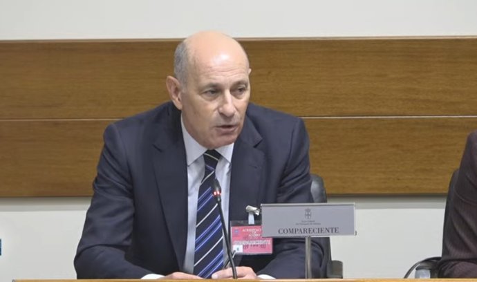 El decano de Ingenieros de Minas del Noroeste, Juan José Fernández Díaz, durante su comparecencia hoy en la Junt General.