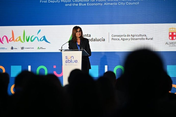 La concejala de Obras Públicas, Mantenimiento, Accesibilidad y Economía Azul del Ayuntamiento de Almería, Sacra Sánchez, interviene durante la inauguración del Sun&Blue Congress.