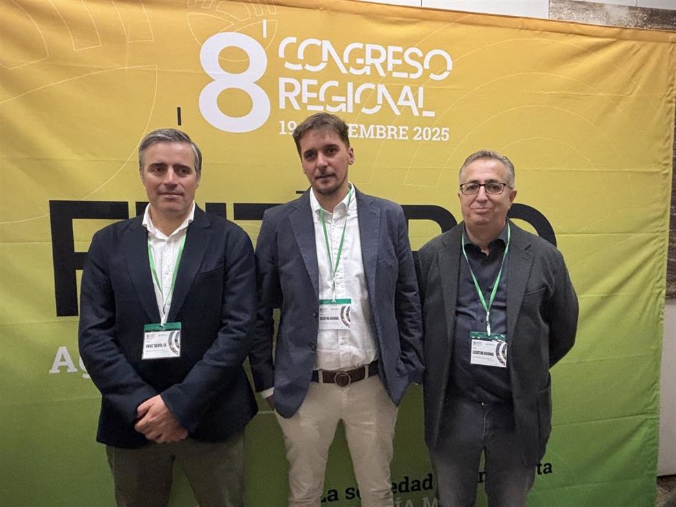 El secretario general de UPA Federal, Cristóbal Cano; el epresentante de la candidatura para renovar la Ejecutiva de UPA-UCE Extremadura, Óscar Llanos, y secretario general saliente, Ignacio Huertas