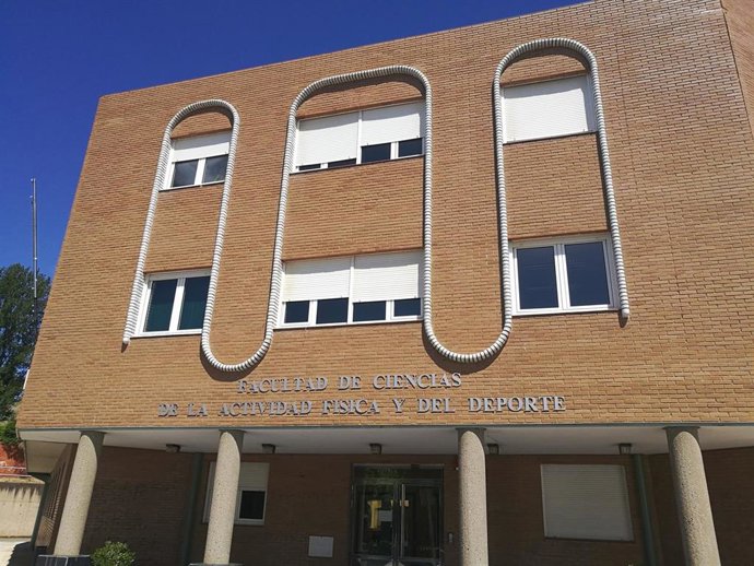 Entrada a la Facultad de CIencias de la Actividad Física y del Deporte de la ULE, que acogerá el seminario 'Big Data y Análisis Avanzado en Baloncesto'.