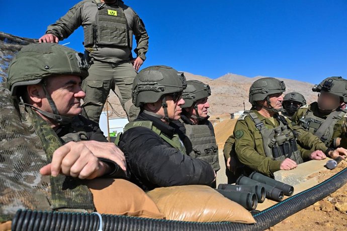 El primer ministro de Israel, Benjamin Netanyahu, y su ministro de Defensa, Israel Katz, visitan a las tropas israelíes desplegadas en el sur de Siria