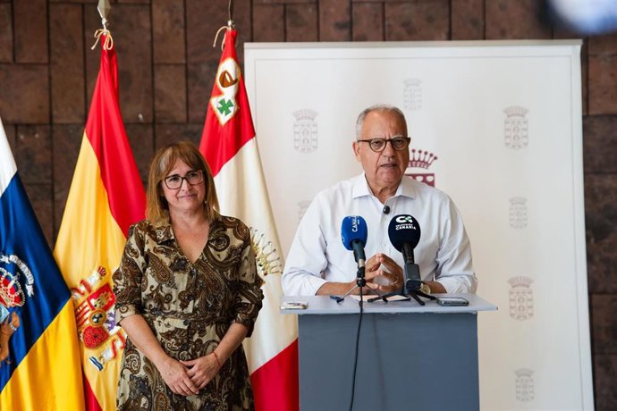 La consejera de Educación del Cabildo de La Gomera, Rosa Elena García, y el presidente, Casimiro Curbelo, en la presentación de una línea de ayudas al alquiler para estudiantes